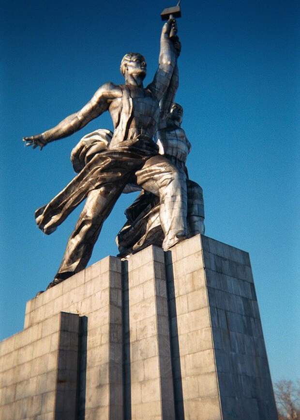 Скульптура "Рабочий и колхозница", Москва