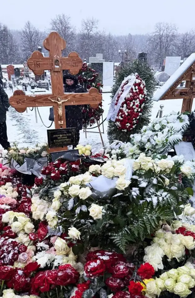 Фото могилы Евгении Добровольской на Троекуровском кладбище - TVcenter.ru - Медиаплатформа МирТесен