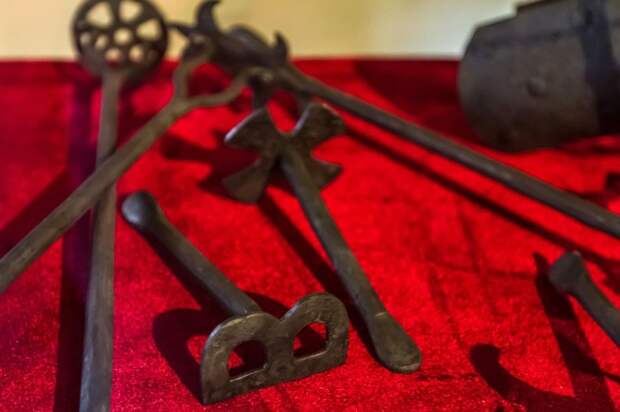 Инструменты для клеймления людей из коллекции Эрмитажа.