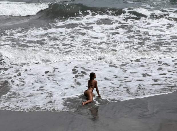 Экс-супруга актера Касселя Кунаки снялась в крошечном бикини