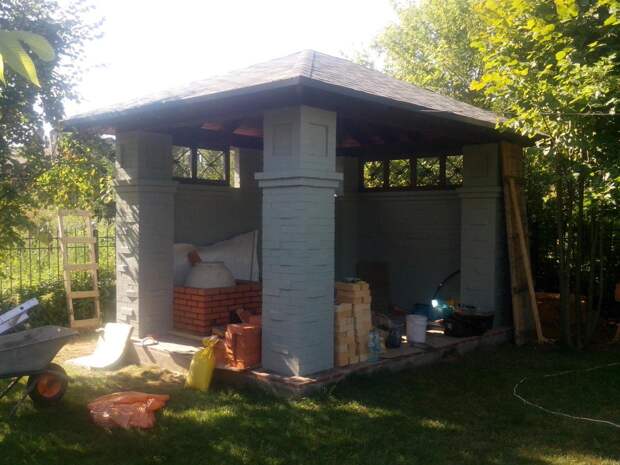Мангал в саду, летняя кухня в загородном доме Мангал в саду, летняя кухня в загородном доме