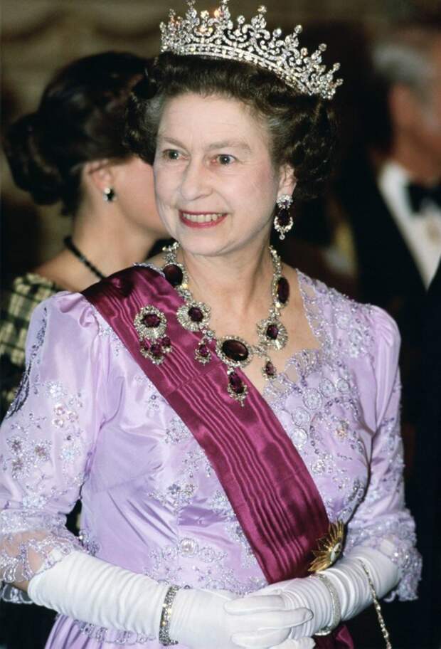 Фото №3 - Полный комплект: самые роскошные парюры британской королевской семьи