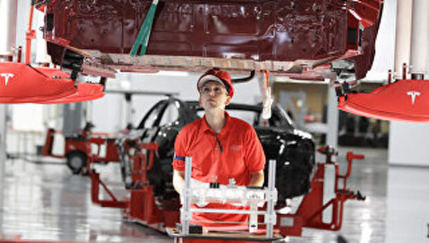 Сотрудник на заводе Tesla. Архивное фото Сотрудник на заводе Tesla. Архивное фото