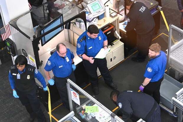 Работников аэропортов США лишили зарплаты и вынудили сдавать кровь ради заработка