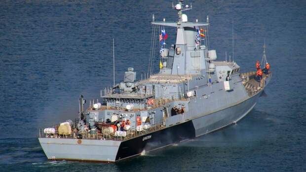 Российские военные отработали артиллерийские стрельбы с новейшего ракетного корабля «Циклон»