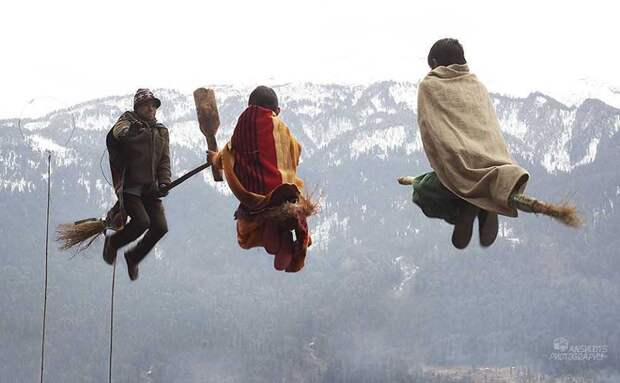 Учитель-волшебник помогает детям играть в Гималаях в квиддич