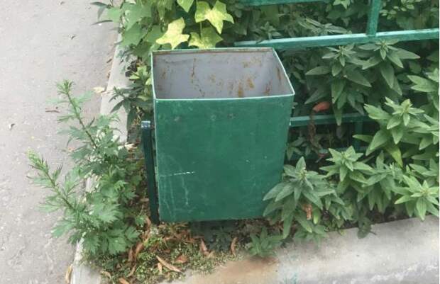 К дому на Большой Академической вернули урны