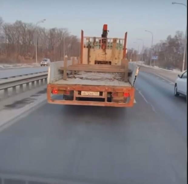 Скорую не пропустили в Надеждинском районе — ещё один пример неуважения показали в соцсетях