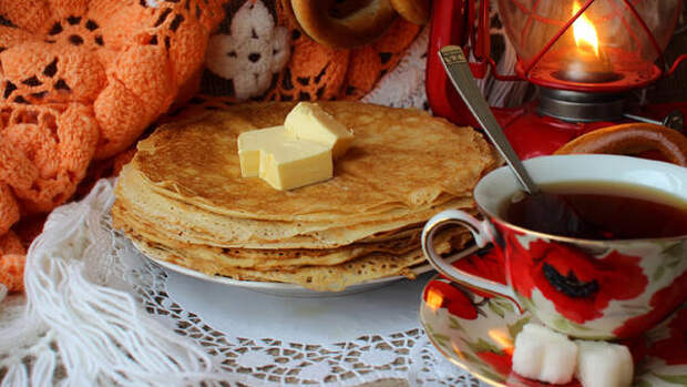 Сервировка стола на Масленицу 2026: как накрыть его так, чтобы все ахнули