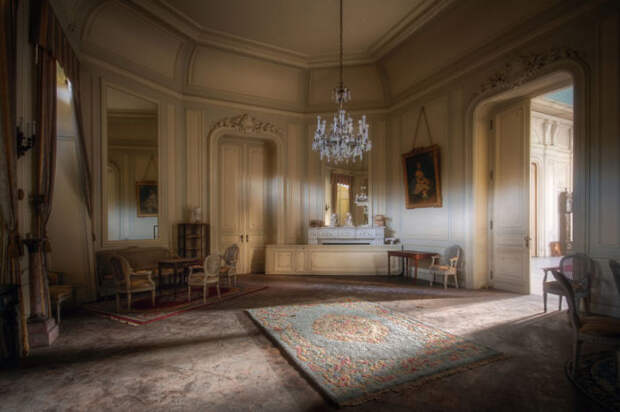 Роскошная комната в прекрасном бельгийском замке 19-го века, который был необитаем на протяжении 10-ти лет.