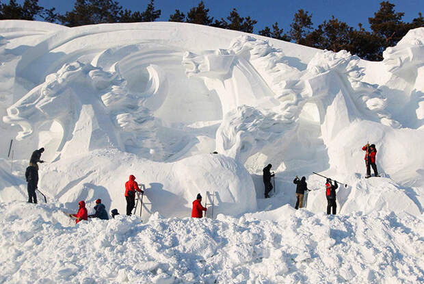 Зимний вариант скульптур из снега выглядит не менее шикарно в мире, скульптура