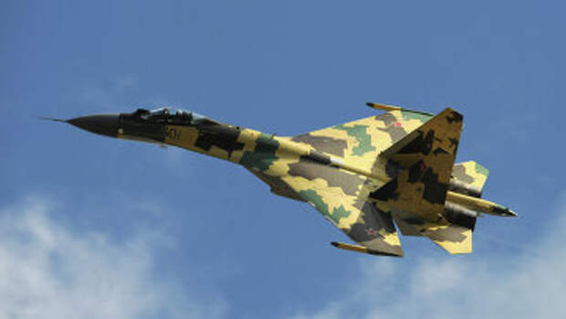 Реактивный истребитель Су-35 во время генеральной репетиции полетов в преддверии открытия Международного авиакосмического салона Реактивный истребитель Су-35 во время генеральной репетиции полетов в преддверии открытия Международного авиакосмического салона