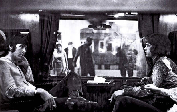 Пол Маккартни и Мик Джаггер беседуют в купе поезда, 1967 внимание, история, фото