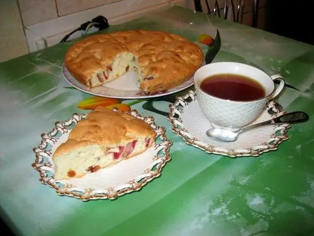 Пирог и чай на столе. Чай с пирожками. Пирог с чаем. Пирожки с чаем. Чайный стол с пирогами.