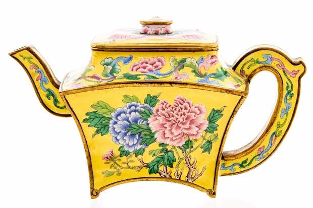 Пылившийся в гараже у британца чайник оказался ценнейшим императорским фарфором