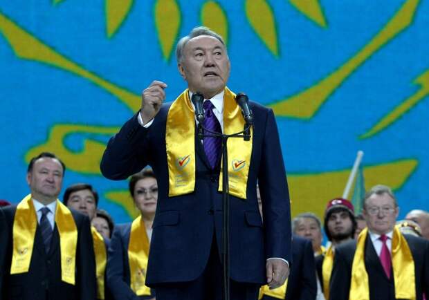 29 апреля вновь избранный президент Казахстана Нурсултан Назарбаев принял присягу во Дворце независимости в Астане. На внеочередных выборах главы государства, состоявшихся 26 апреля, он набрал 97,75% голосов избирателей