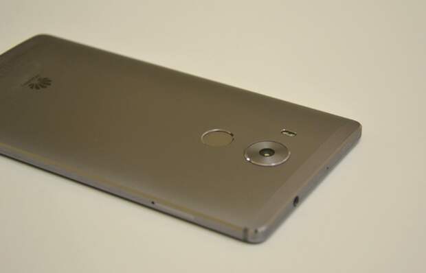 Huawei Mate 8: вид сбоку