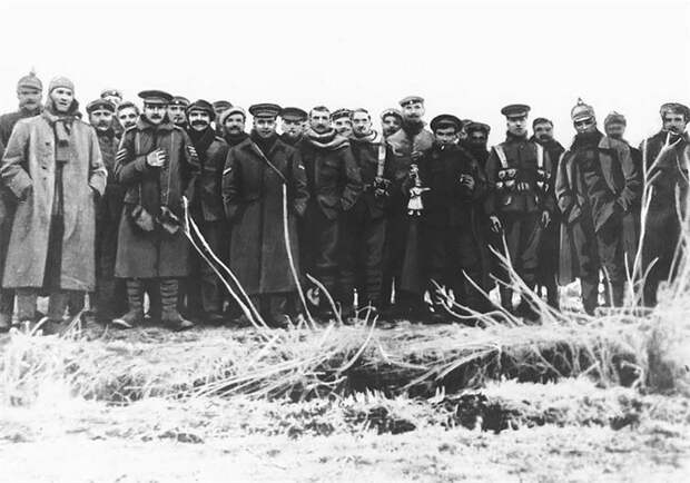 13. Солдаты с обеих воюющих сторон позируют для снимка во время спонтанного перемирия в честь Рождества. 1914 год, Первая мировая война. история, неизвестные фото, фото