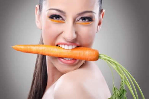 Девушка с морковкой в зубах