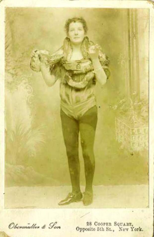 Старая фотография нью-йоркской девушки со змеями.