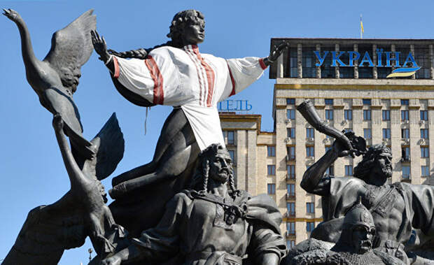 Памятник основателям Киева на площади Независимости в Киеве