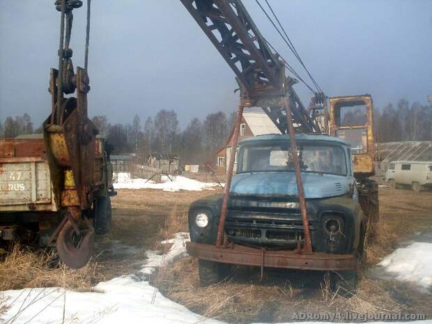 Свалка техники в полях (17 фото)