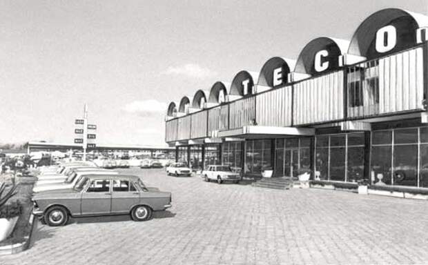 Советско-нигерийская фирма &amp;quot;Ваатеко&amp;quot; по продаже советских автомобилей. Лагос, Нигерия. Фото: Академик