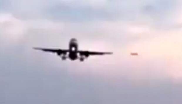 Пассажирский самолет, приземляющийся в графстве Йоркшир Англии, чуть не сталкивается с НЛО