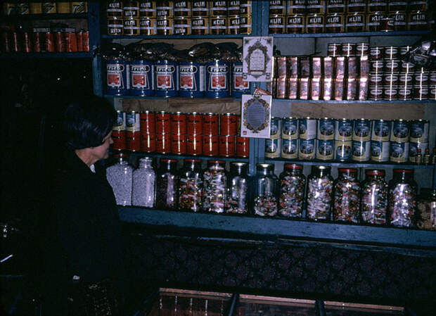 50. Покупка консервов  афганистан, ретро, фотография