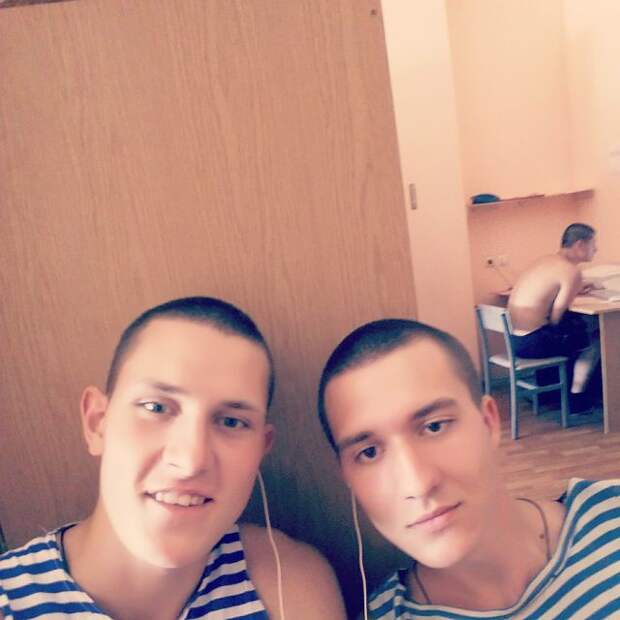 А че он там делает? внезапно, задний план, прикол