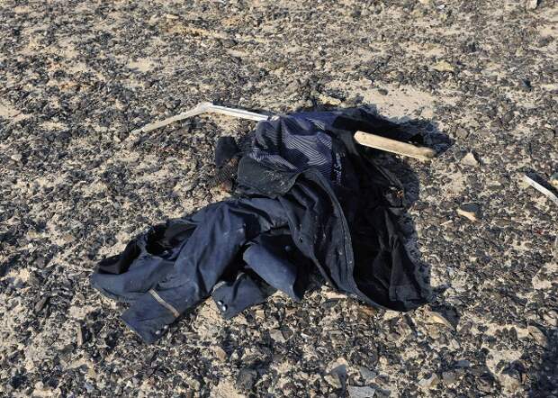 Одежда на месте авиакатастрофы российского пассажирского самолета Airbus A321 авиакомпании "Когалымавиа", Синай, Египет