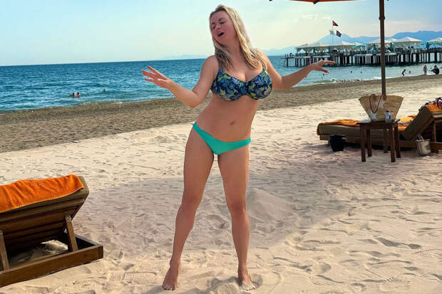 Певица Анна Семенович устроила танцы в бикини на пляже в Турции