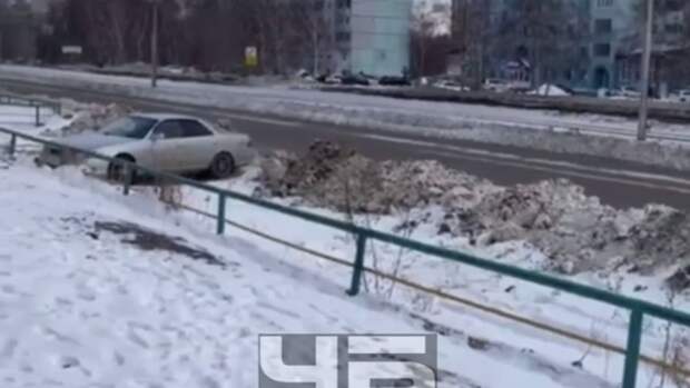 В Барнауле жители улицы Попова пожаловались на заваленные снегом парковочные места