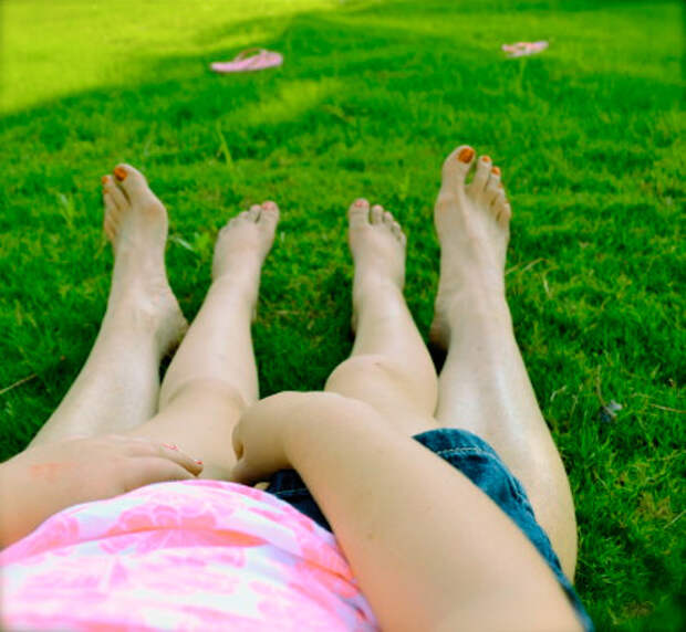 мама и дочь лежат на лужайке