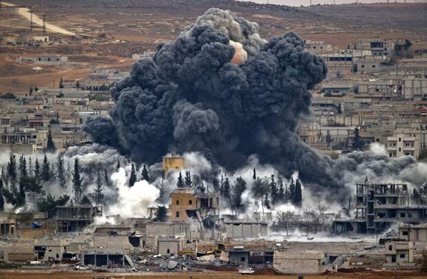 Одни из самых ожесточенных боев с ИГ шли в Сирии за город Кобани, в ходе них погибли и были ранены свыше трех тысяч человек, в основном террористы. Кобани был освобожден курдскими формированиями в январе 2015 г. На фото: бои за Кобани, ноябрь 2014 г.