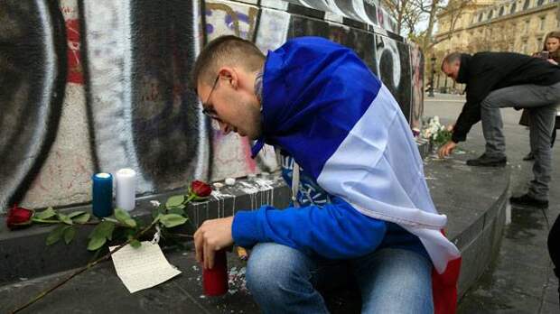 Attentats à Paris : un passeport syrien retrouvé près du corps d'un des terroristes du Stade de France