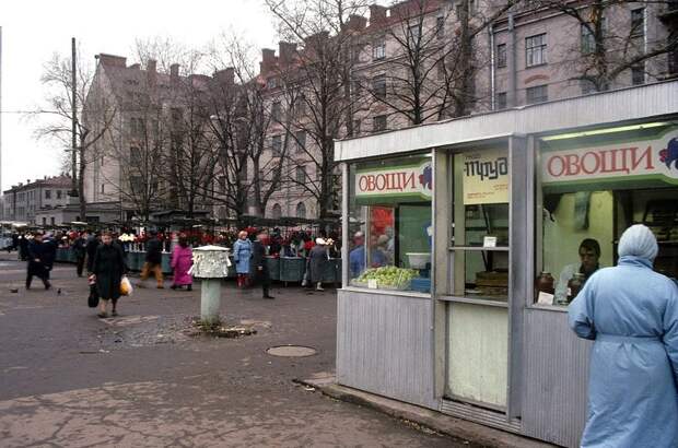 Овощной киоск на площади Ленина Ленинград 1990.jpg Овощной киоск на площади Ленина Ленинград 1990.jpg