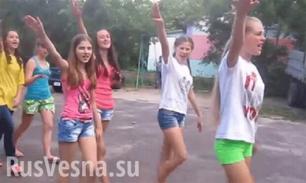 Детский фашизм на Украине: девочки в летнем лагере кричат нацистские лозунги и вскидывают руки (видео) | Русская весна