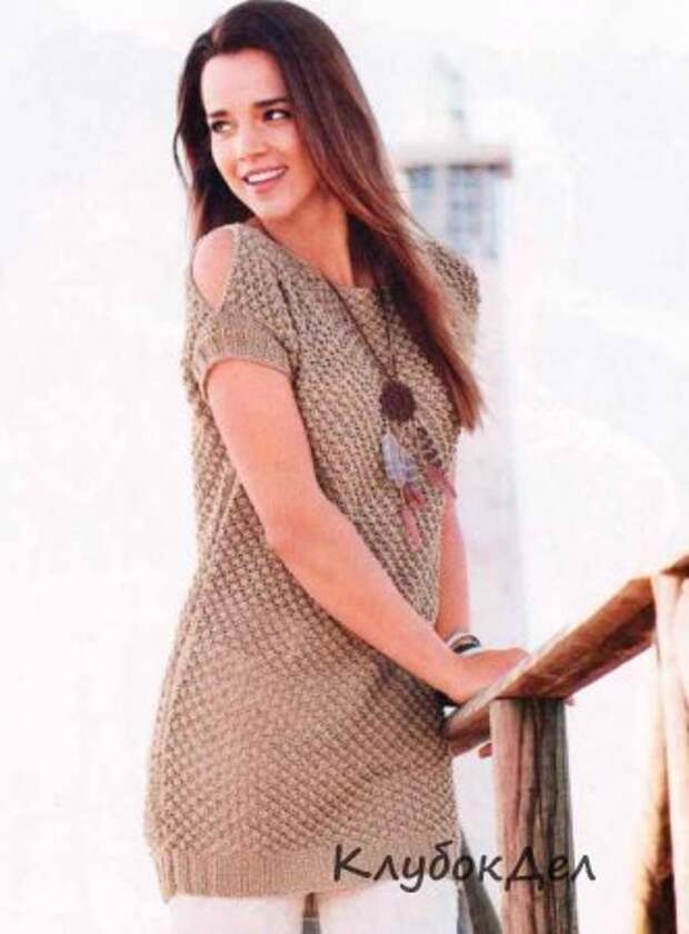 Пуловер с отверстиями на рукавах