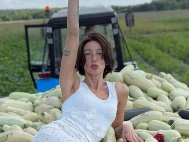 Настя Ивлеева предстала в богемном образе после жизни на ферме