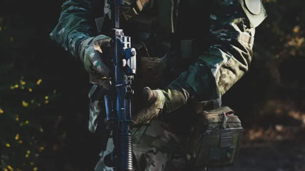 Дрозденко: "Боевая работа продолжается". Осколками дронов в Ленобласти повреждён транспорт и окна здания