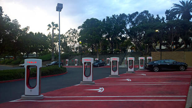 Бесплатные автозаправки Tesla 