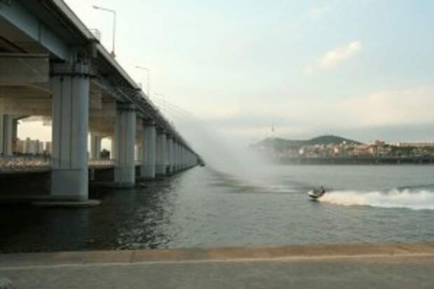 Мост-фонтан «Лунная Радуга» в Сеуле