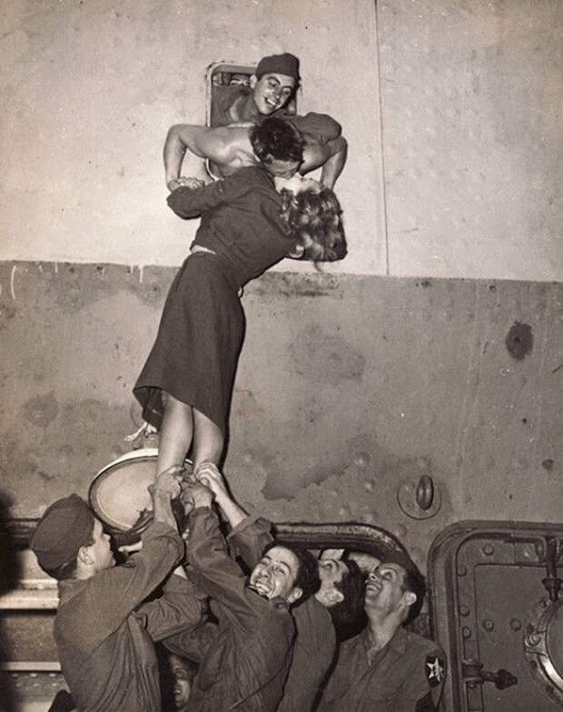 Romantic Kisses in the Past That You Have Rarely Seen Today (7)