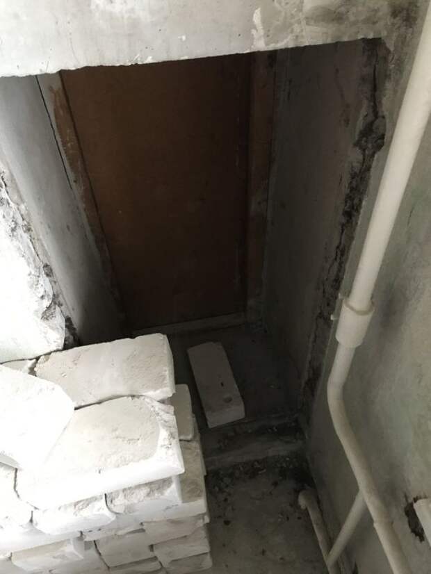 При ремонте в квартире под слоями обоев обнаружили дверь