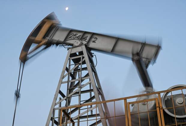 Нефтегазовым доходам России предсказали двукратное падение