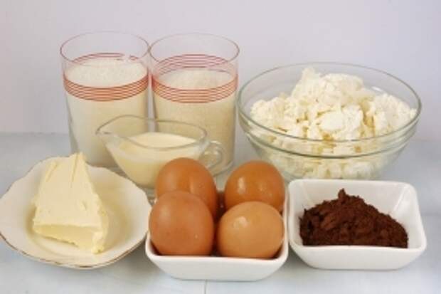 Для приготовления творожного торфяного пирога нам понадобится сахар, мука, масло, сметана, яйца, творог,какао.