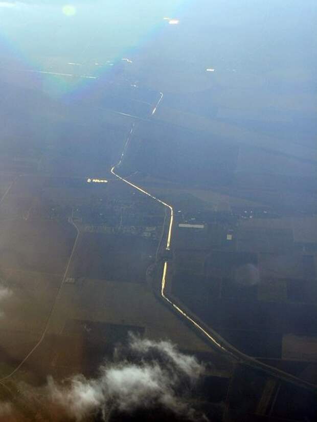 Вид на канал с высоты крыла самолета.
