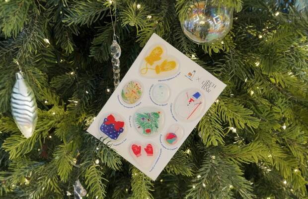 «Фен dry bar» и «Дом с маяком» выпустили новогодние стикеры