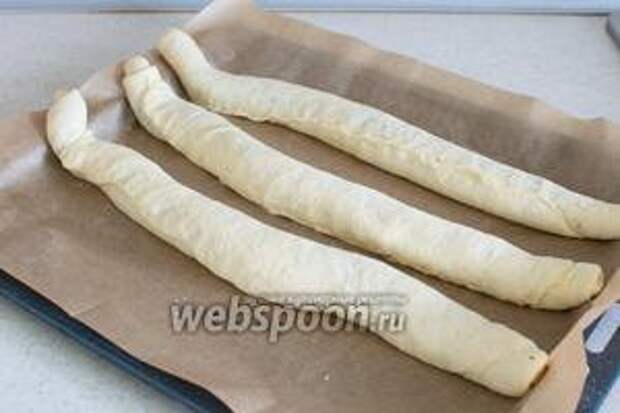 Проделайте всё также с остальными 2 кусочками теста. Должно получиться 3 равных по размеру жгута с начинкой.
